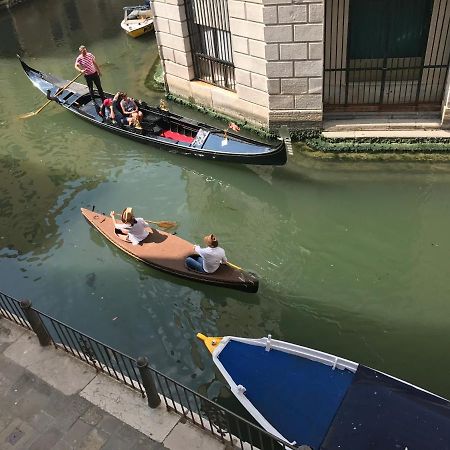 B&B Al Teatro With Canal View Venedik Dış mekan fotoğraf