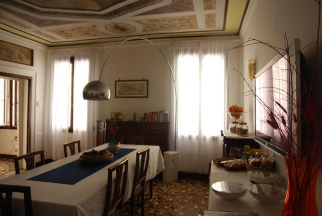 B&B Al Teatro With Canal View Venedik Dış mekan fotoğraf