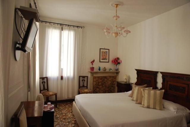 B&B Al Teatro With Canal View Venedik Dış mekan fotoğraf