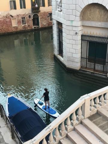 B&B Al Teatro With Canal View Venedik Dış mekan fotoğraf