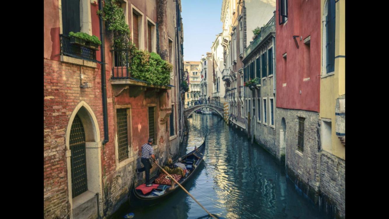 B&B Al Teatro With Canal View Venedik Dış mekan fotoğraf
